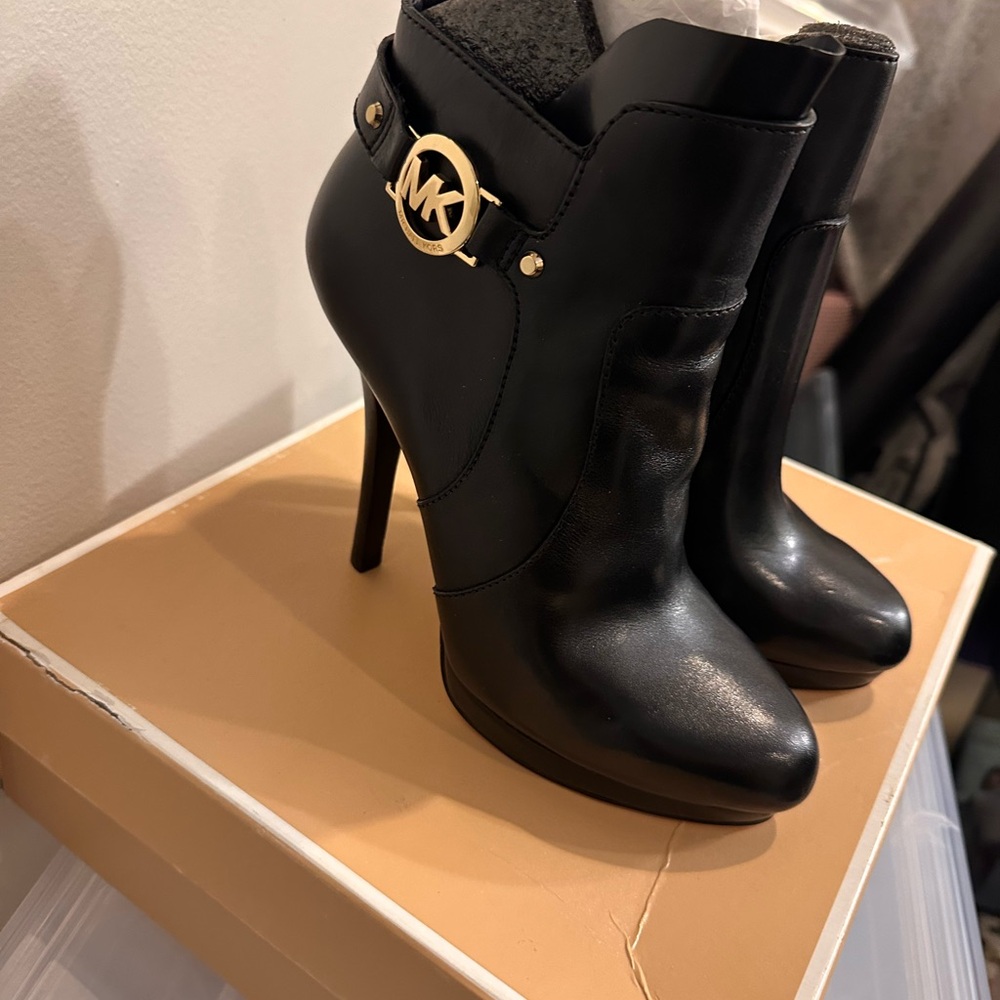 NW Michael Kors Booties - Picture 2 of 7